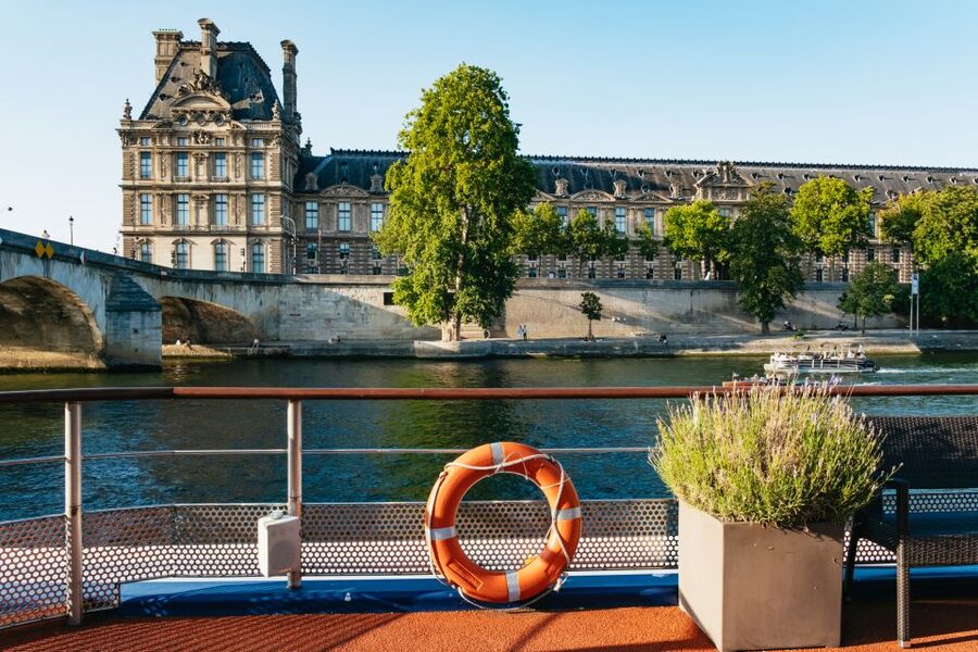 Paris: Seine River Panoramic Views Dinner Cruise - What the $64 price really buys you