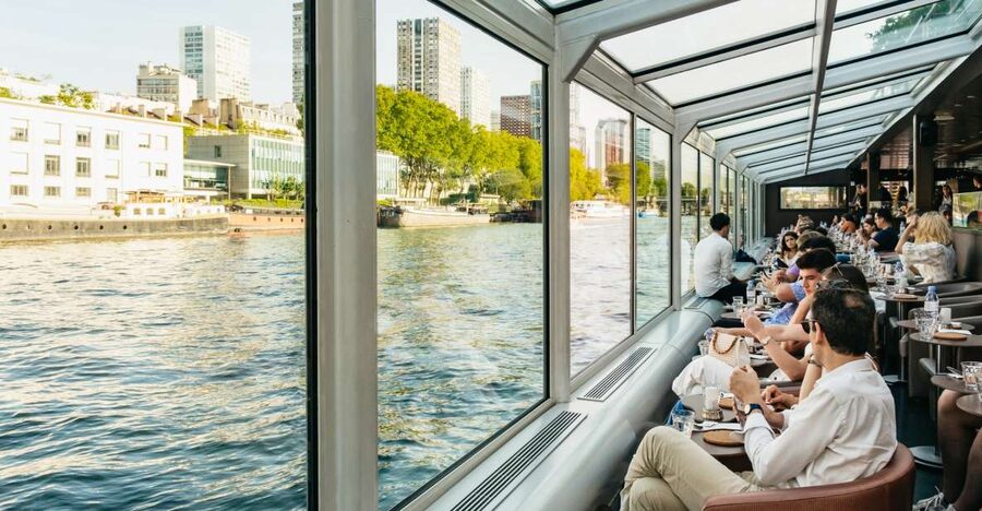 Paris: Seine River Panoramic Views Dinner Cruise - The route from Eiffel Tower to Île Saint-Louis
