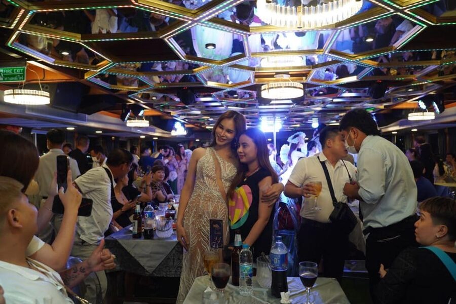 Pattaya: All Star Dinner Cruise, Cabaret Show & Beer Buffet - Boarding, welcome dancing, and the first drinks