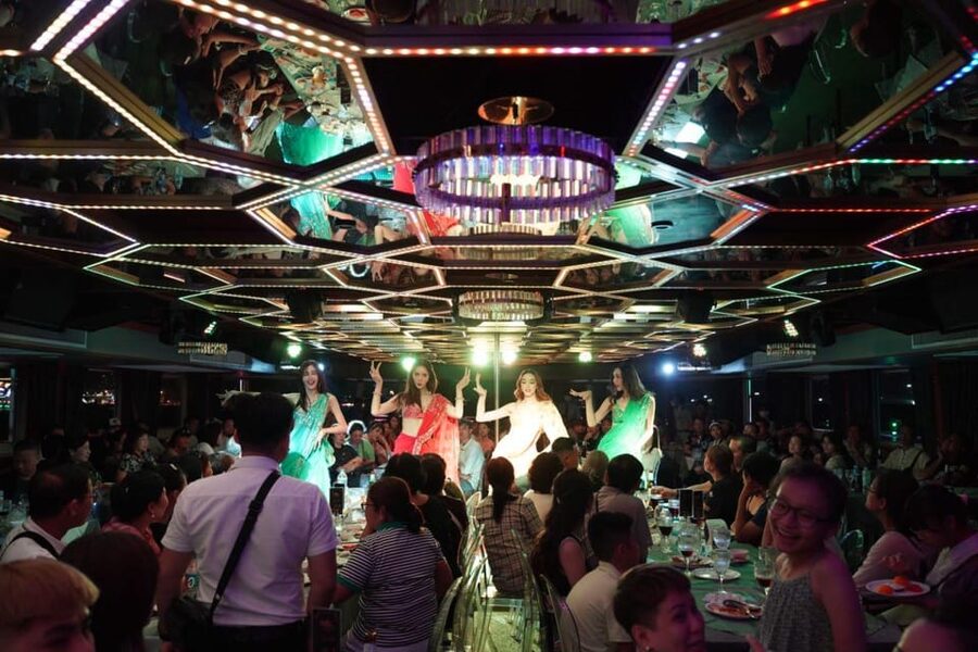 Pattaya: All Star Dinner Cruise, Cabaret Show & Beer Buffet - Crowding, organization, and food quality
