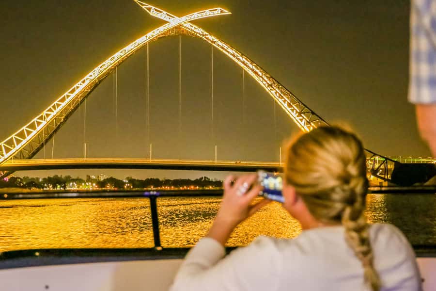 Perth: Swan River Dinner Cruise - How the buffet dinner works