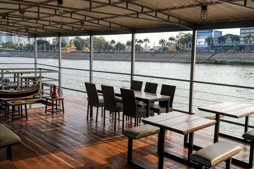 Phnom Penh: Mekong Sunset Dinner Cruise with Live Music - Food onboard: better than a token dinner