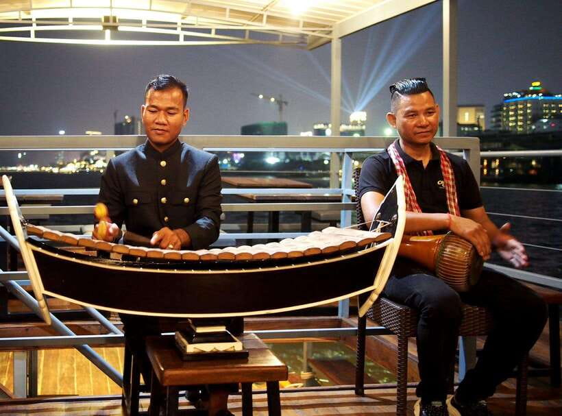 Phnom Penh: Mekong Sunset Dinner Cruise with Live Music - The music is more than background noise