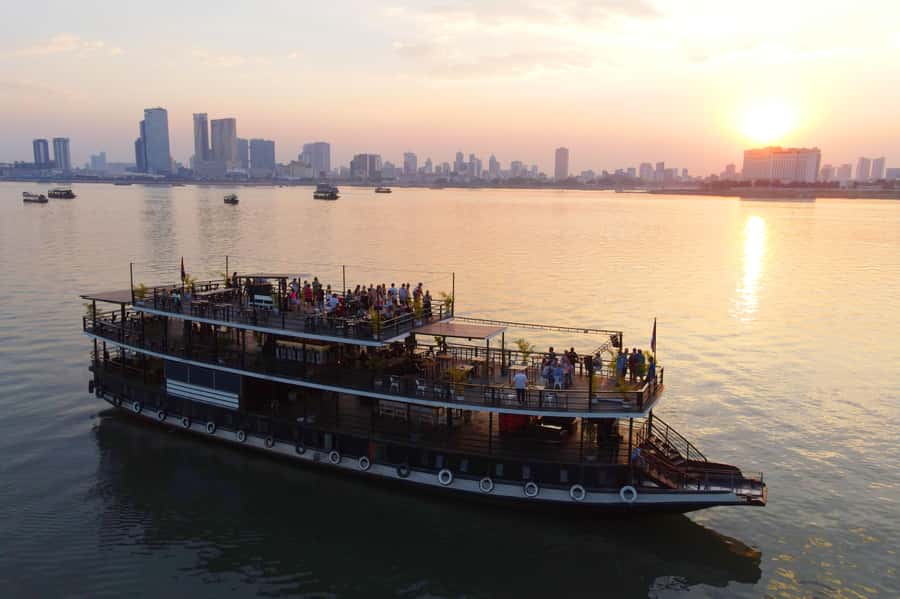 Phnom Penh: Sunset Dinner Cruise with English Speaking Guide - What this Phnom Penh cruise actually offers
