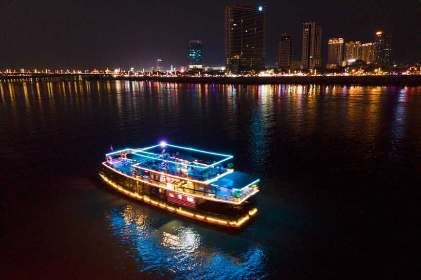 Phnom Penh: Sunset Dinner Cruise with English Speaking Guide - Sunset over Phnom Penh