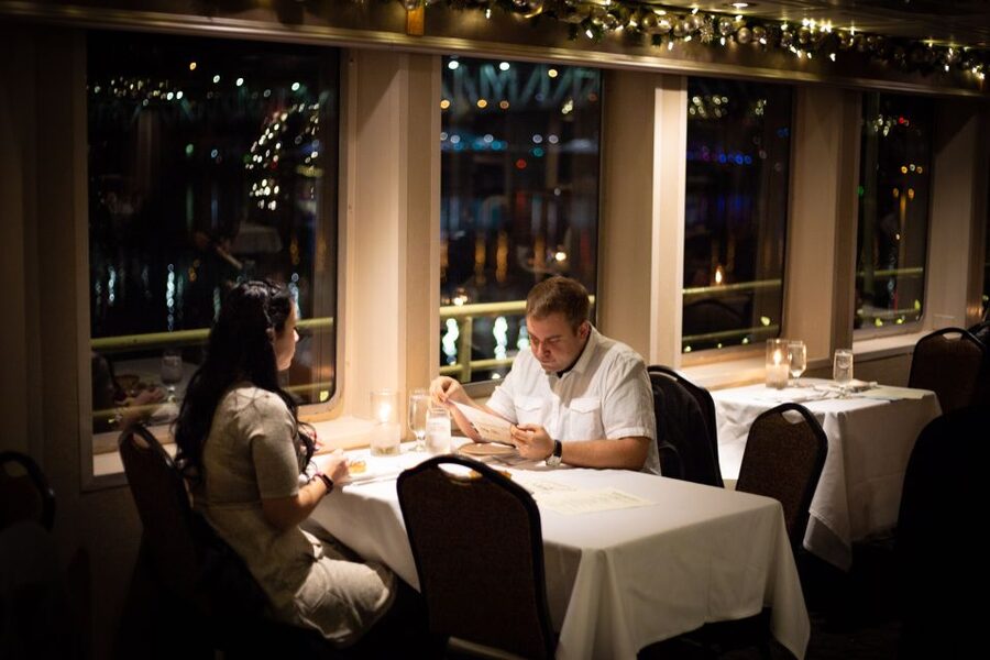 Portland: Dinner Cruise on the Willamette River - Who should book this experience