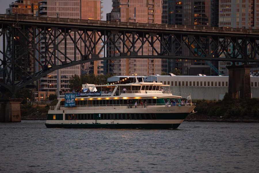 Portland: Dinner Cruise on the Willamette River - A three-course Pacific Northwest dinner