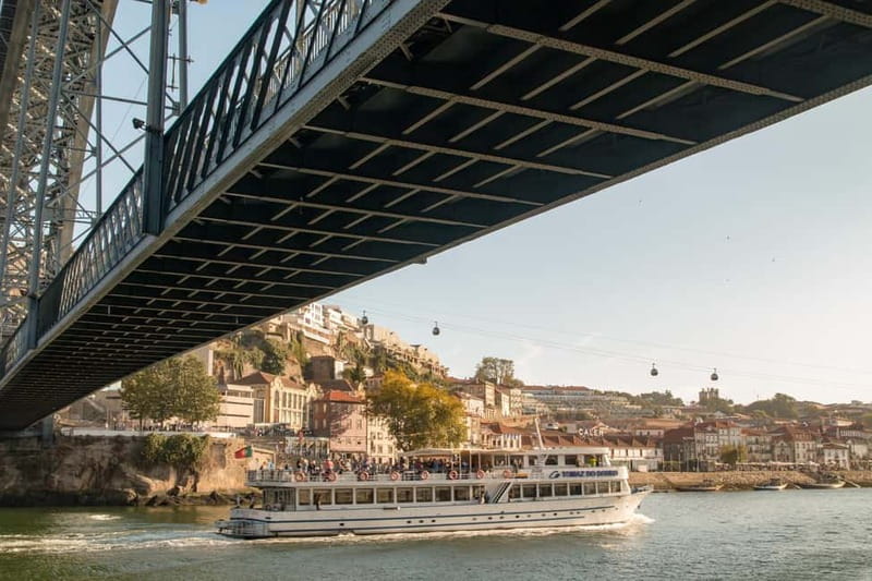 Porto: Cruise with Dinner & Live Music - Dinner built around Portuguese flavors