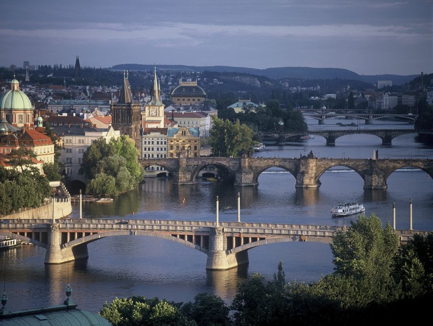 Prague: 3-hour Evening River Cruise with Dinner - Who Will Enjoy This Evening Cruise?