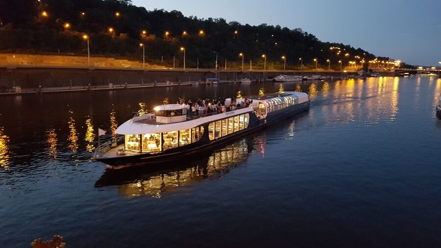 Prague: City Tour and Dinner Cruise with Hotel Pickup - Prague Castle and Charles Bridge by night
