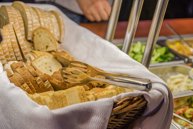 Prague: Sightseeing Boat Cruise with Buffet Dinner - The Buffet Dinner: Plenty of Food, Simple Presentation