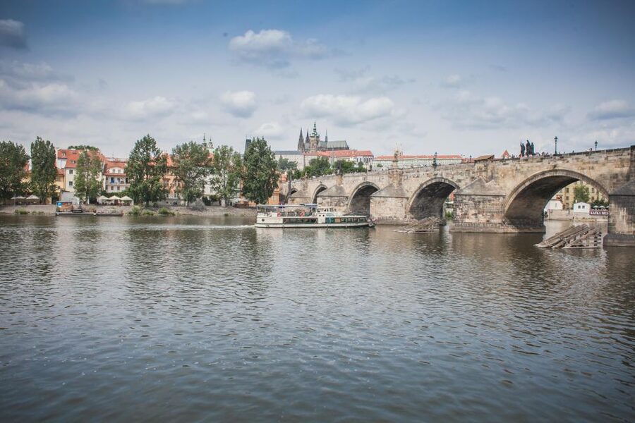 Prague: Vltava River Evening Dinner Cruise - Old Town and Prague Castle after sunset