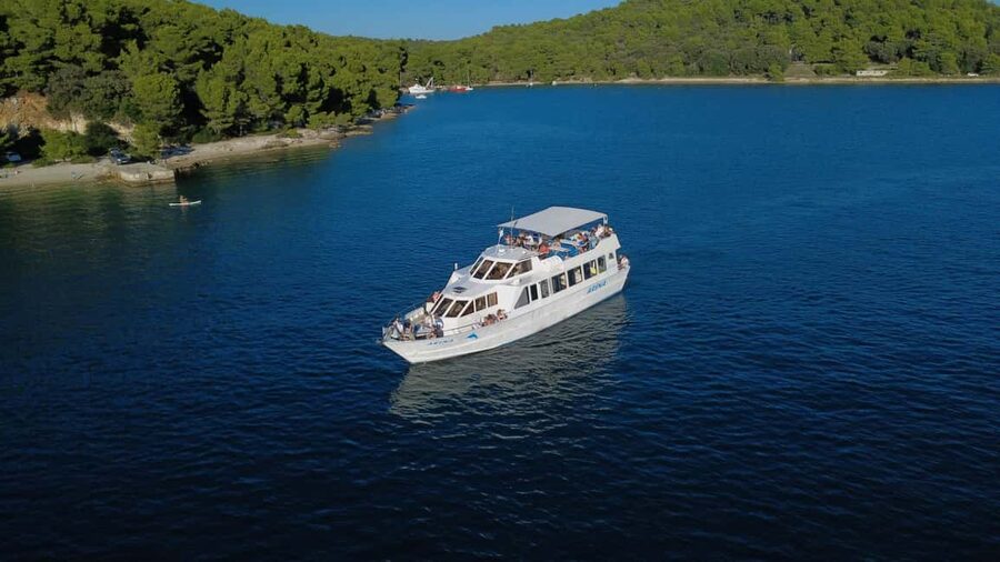Pula: Brijuni Dolphins Sunset Cruise with Dinner and Drinks - Watching Brijuni from the sea