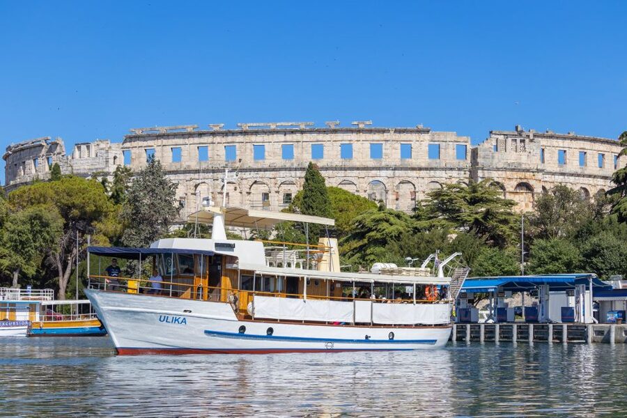 Pula: Brijuni National Park Sunset, Dolphins & Dinner Cruise - Drinks, music, and the easygoing mood