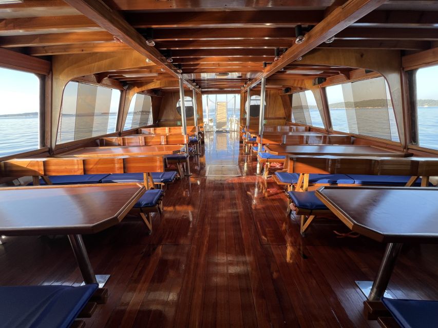 Pula: Dolphin Watching Sunset Cruise with Dinner & Drinks - Sunset over the sea and the return to Pula