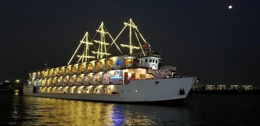 Saigon Dinner On Cruise Tour With Private Table - Dinner, music, and the city after dark