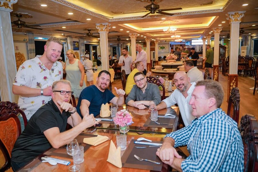 Saigon Dinner On Cruise Tour With Private Table - Guides, languages, and group choices
