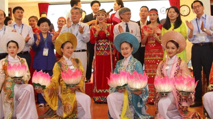Saigon River Dinner on Cruise with Buffet and live music - Key points to know before booking