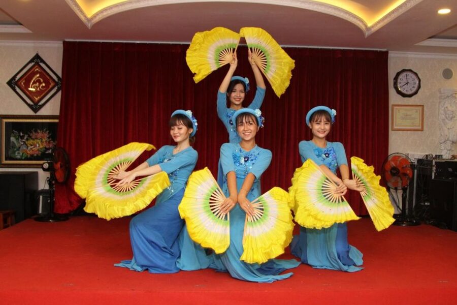 Saigon River Dinner on Cruise with Buffet and live music - Why a night on the Saigon River works