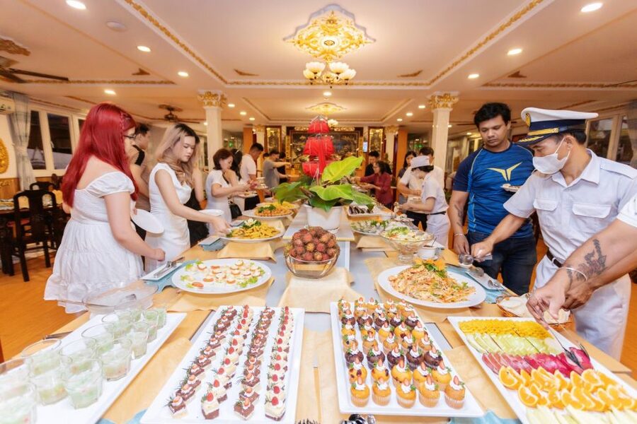 Saigon River Dinner on Cruise with Buffet and live music - Live music and the flamenco performance