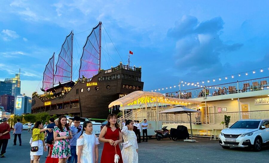 Saigon River Dinner on Cruise with Buffet and live music - Is $52 good value?