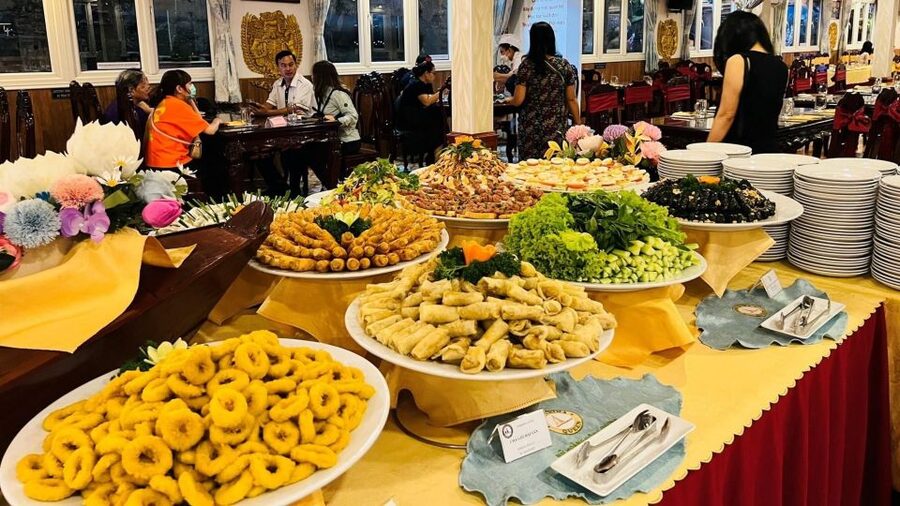 Saigon River Dinner on Cruise with Buffet and live music - Hotel pickup makes the evening easier