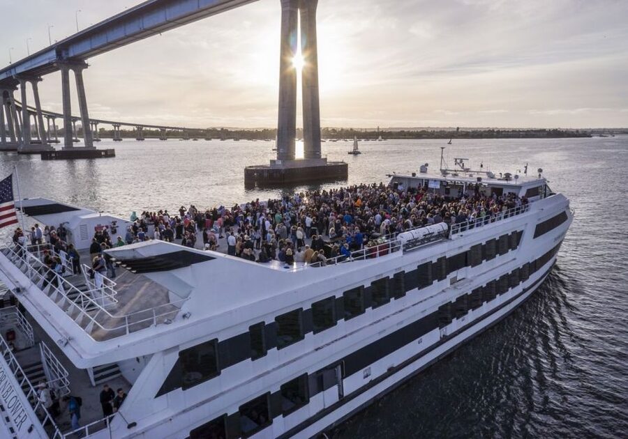 San Diego: Christmas Day Buffet Brunch or Dinner Cruise - A Christmas Day meal with San Diego moving past the windows