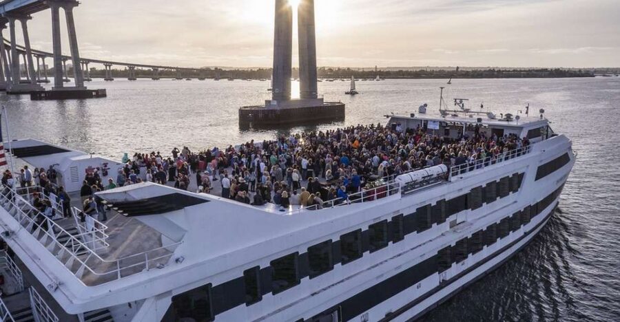 San Diego: Christmas Day Buffet Brunch or Dinner Cruise - Music, service, and the mood onboard