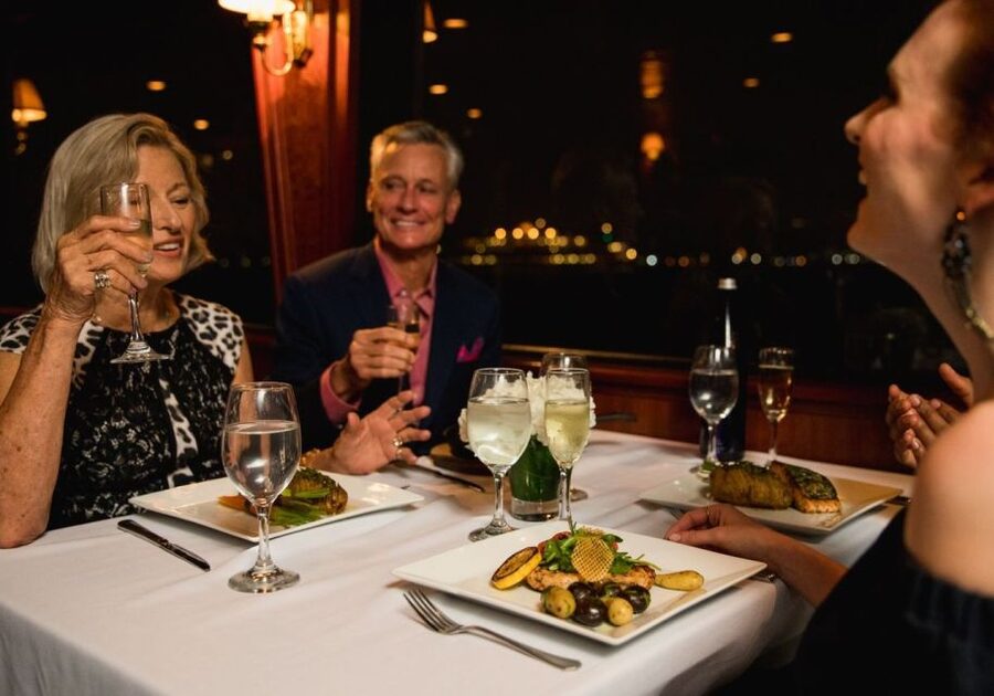 San Francisco: Christmas Day Buffet Brunch or Dinner Cruise - Who will enjoy this most?