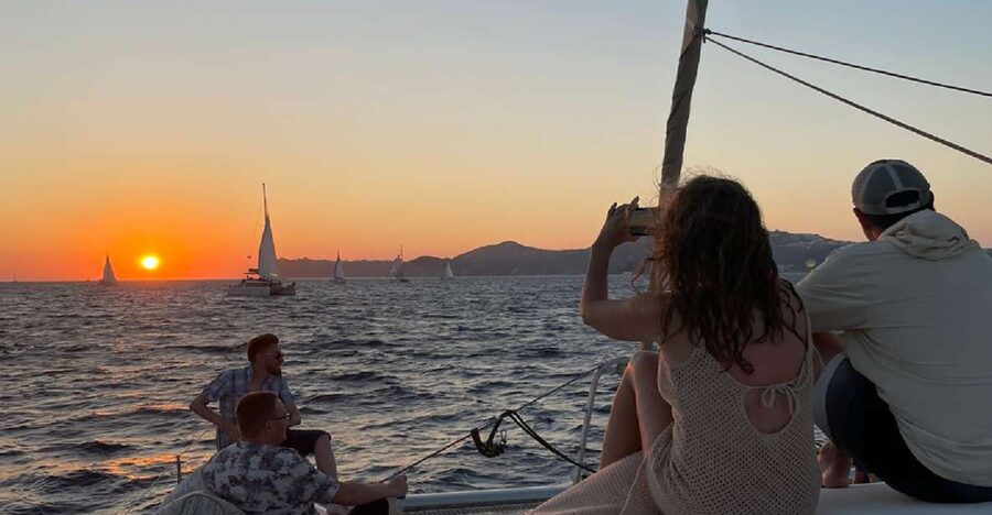 Santorini: Sunset Sailing Cruise, with Dinner and Drinks - Food, drinks, and the small-group feel