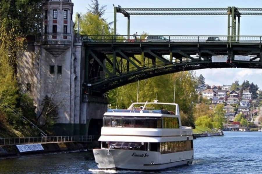 Seattle: Dinner Cruise Experience - Lake Union and Lake Washington after dark