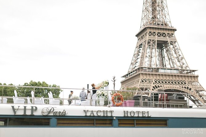 Seine River Dinner Cruise with Live Singer by VIP Yacht de Paris - Live music and the mood onboard