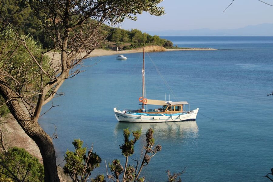Skiathos: Boat Cruise with Dinner & Sunset Viewing - Why this small Skiathos cruise feels different
