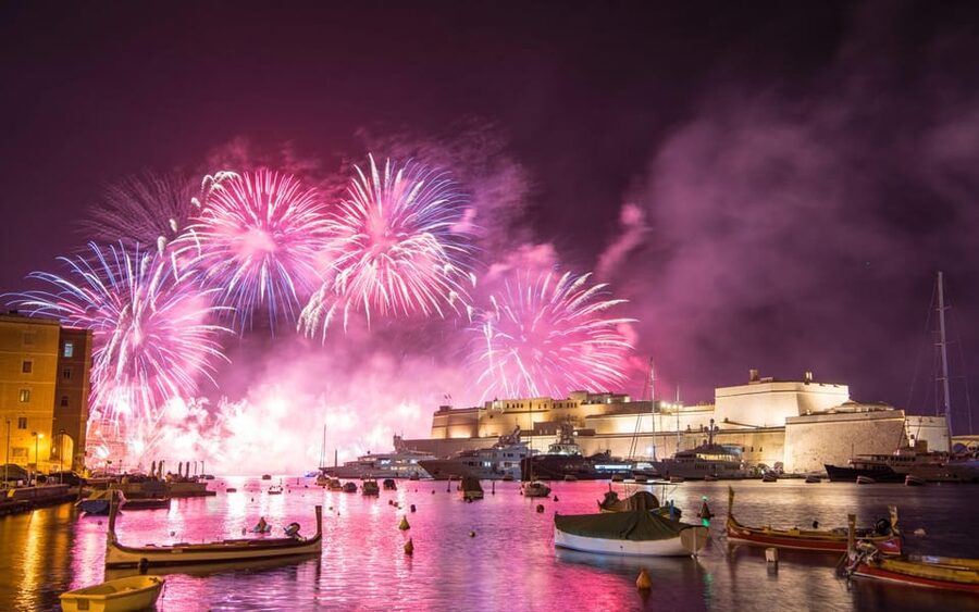 Sliema: Fireworks Festival Cruise with Dinner and Transfers - Buffet dinner and drinks aboard the gulet