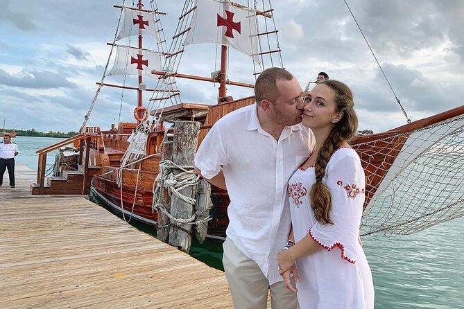 Spanish Galleon - Romantic Lobster Dinner Cruise & Live Saxophone - The boat: romantic galleon, with one important caveat