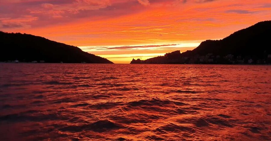 Sunset dinner boat tour in the Gulf of Poets - Palmaria, Tino, and Tinetto by boat