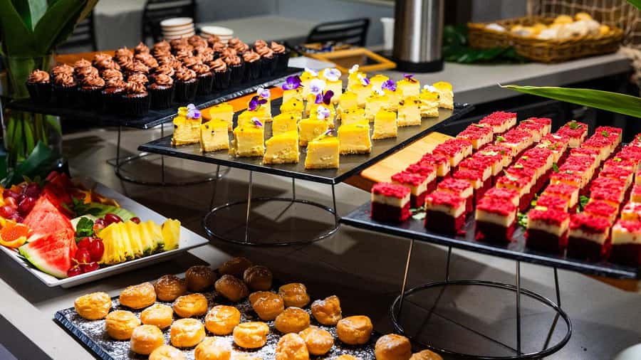Surfers Paradise: Buffet Dinner Sightseeing Cruise - Live music without a nightclub feel