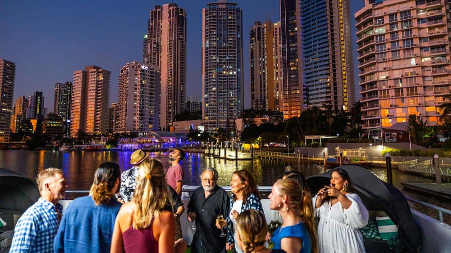 Surfers Paradise: Buffet Dinner Sightseeing Cruise - Indoor comfort or outdoor atmosphere