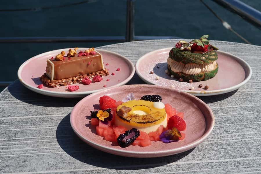 Sydney Harbour: Glass Boat Signature Dinner Cruise - Drinks, entertainment, and the overall atmosphere