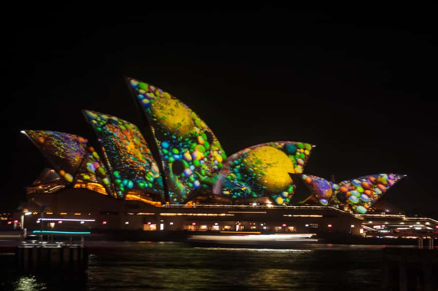 Sydney: Vivid Festival of Light Harbor Cruise with Dinner - The VIVID sights from the harbor