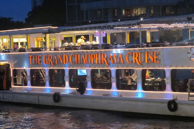 The Chaophraya Cruise : LUXURY 5 STAR Dinner Cruise Program - Live singers and a traditional Thai greeting dance