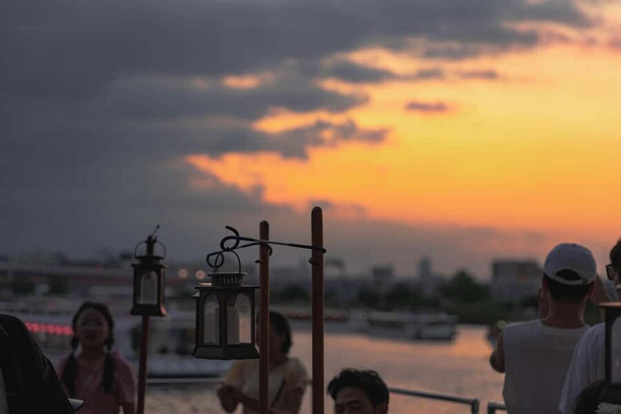 Tokyo Dinner Cruise & Tradition Show & Drinks & Tokyo Tower - Who should book this experience?