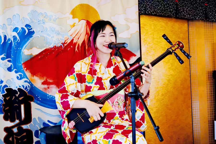 Tokyo: Yakatabune Dinner Cruise with Japanese Show & Drinks - Shamisen music and a show that changes by date