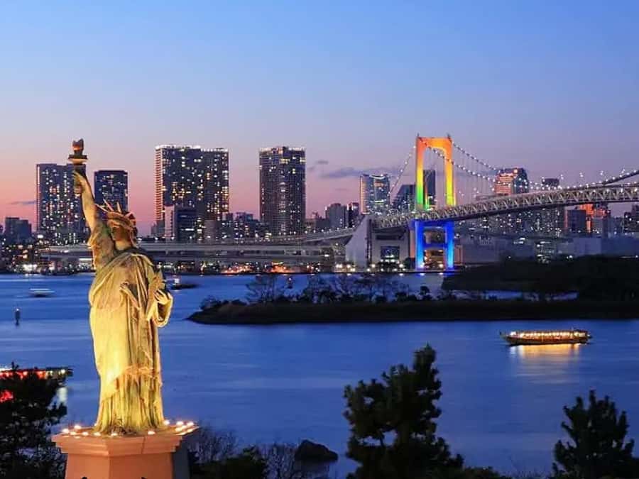 Tokyo: Yakatabune Dinner Cruise with Japanese Show & Drinks - Guides who make the evening easier