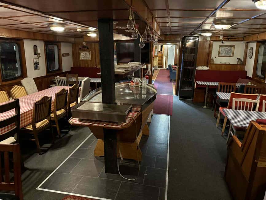 Tromsø: Evening dinner cruise with possible northern lights - Schedule changes and the king crab complication
