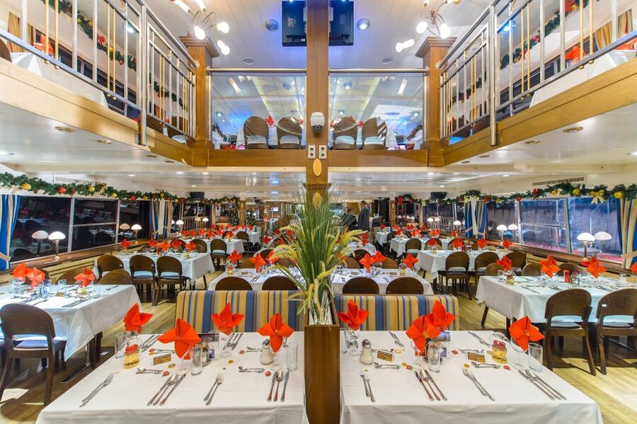 Vienna: 3.5-Hour Danube 70s, 80s, 90s Party Cruise w/ Dinner - Service, crowd, and practical comfort