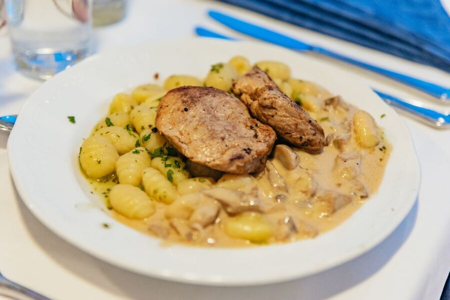 Vienna: 3-Course Evening Dinner Cruise - Who should book this cruise?