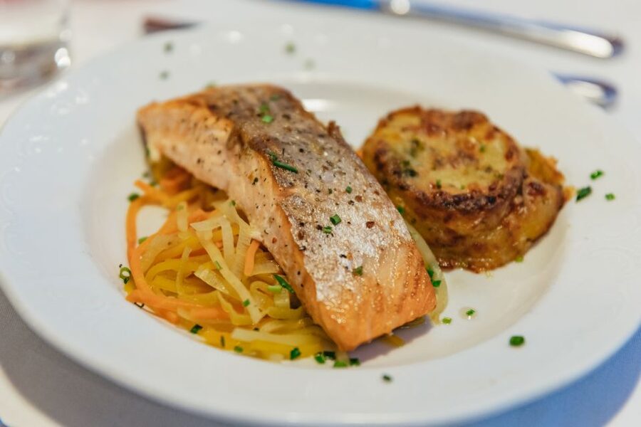 Vienna: 3-Course Evening Dinner Cruise - The four-course rhythm of dinner