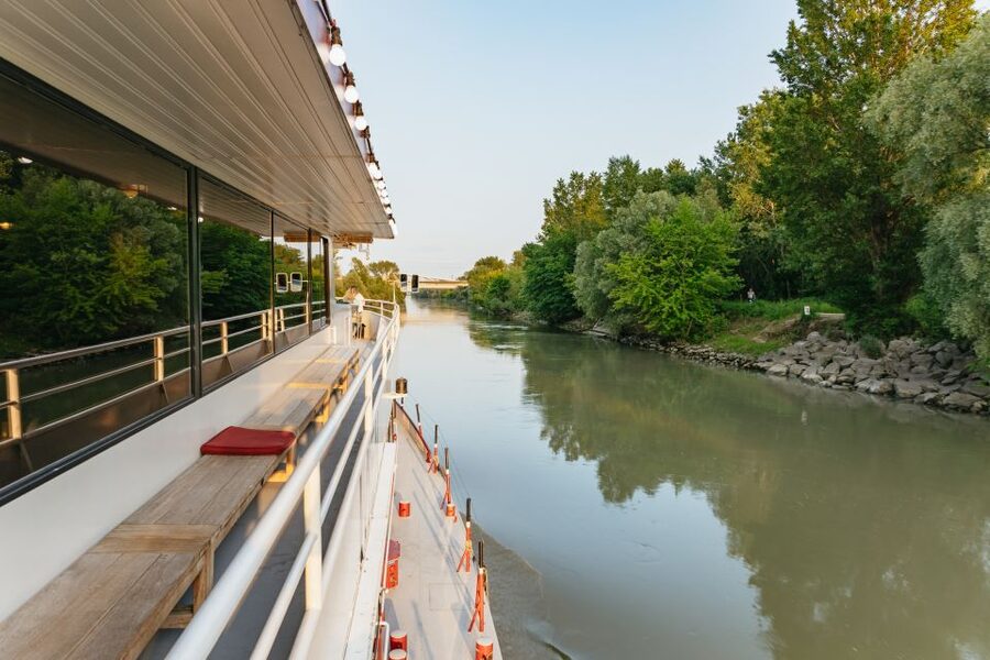 Vienna: 3-Course Evening Dinner Cruise - Boarding, timing, and the first drink