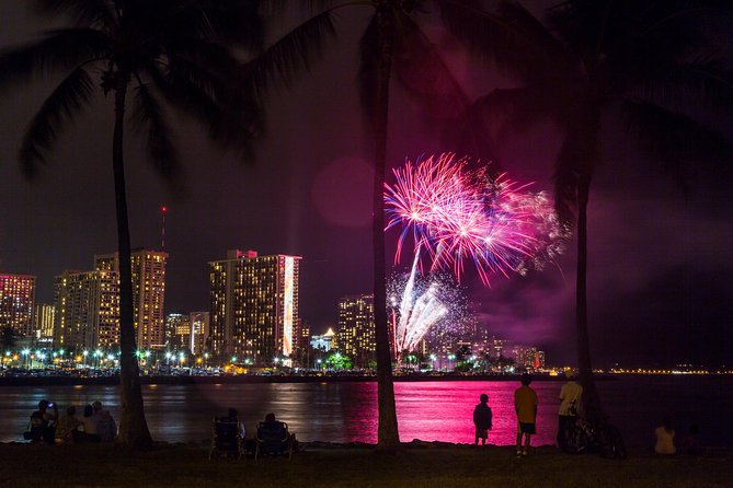 Waikiki Fireworks Dinner Cruise: Sail & Sparkle on Friday Nights - The Friday fireworks from the water